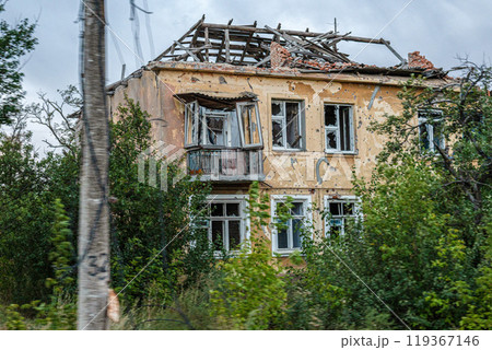 The remains of city buildings after massive artillery shelling and airstrikes 119367146