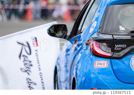 自動車レースラリーのセレモニアルスタート 自動車レースラリーのセレモニアルスタート 119367513