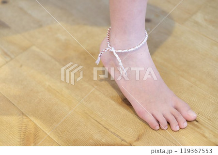 右足首につけたミサンガ 119367553