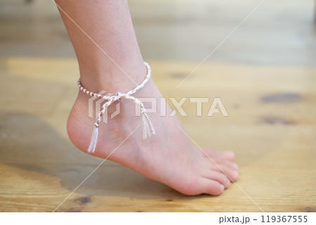 右足首につけたミサンガ 119367555