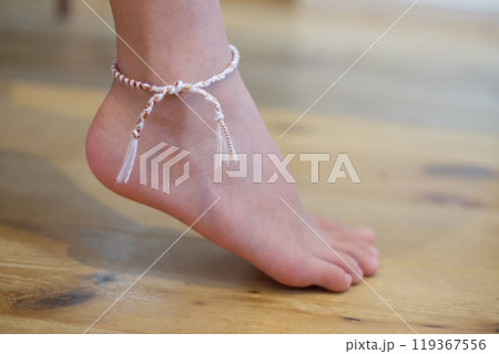右足首につけたミサンガ 119367556