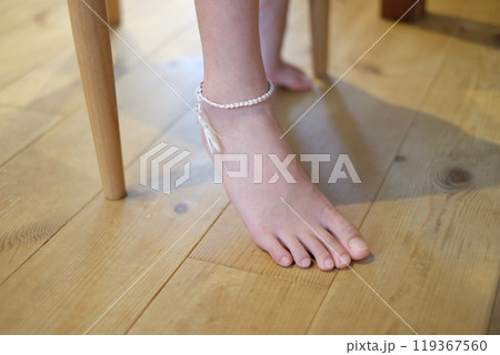 右足首につけたミサンガ 119367560