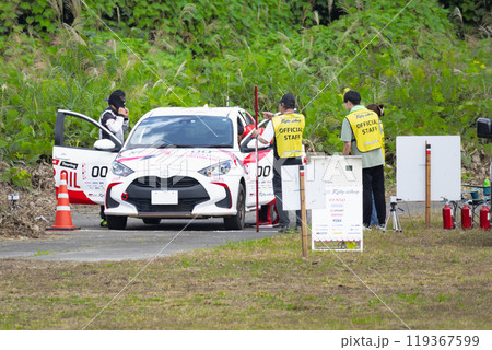 自動車レースラリーのグラベルSSスタート準備 自動車レースラリーのグラベルSSスタート準備 119367599