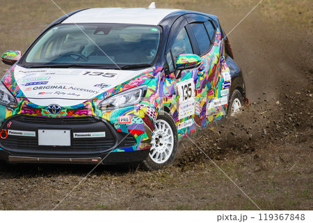 自動車レースラリーカーSSのタイムアタック 119367848