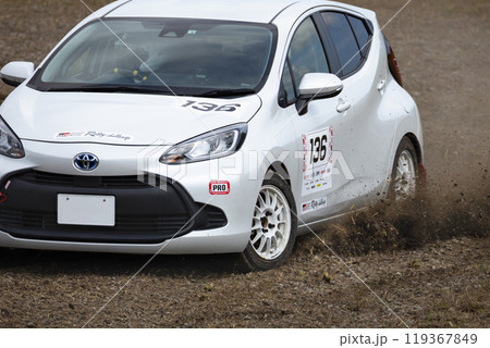 自動車レースラリーカーSSのタイムアタック 119367849