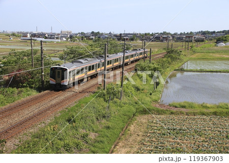 信越本線E129系（4両編成：長岡⇔新潟） 119367903