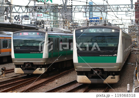 朝ラッシュの新宿駅を発着する埼京線E233系電車 119368318