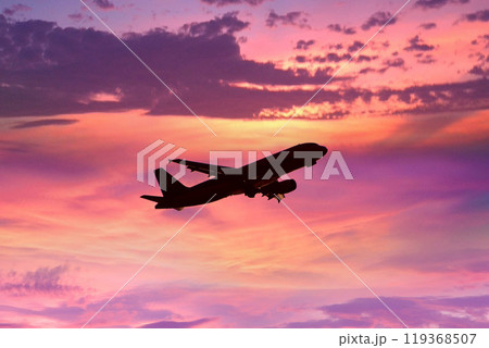 夕焼け空を飛ぶ飛行機 119368507