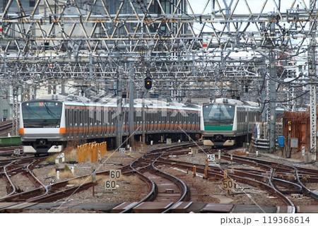 朝ラッシュの新宿駅を発着する埼京線・中央線E233系電車 119368614