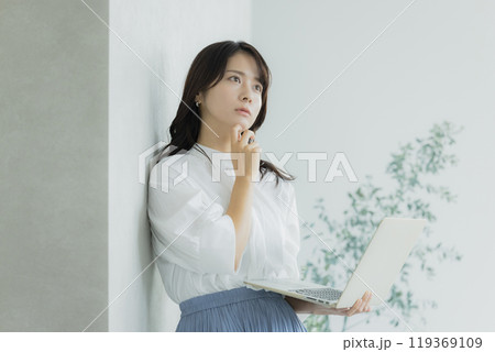 悩むパソコンを使う女性 119369109