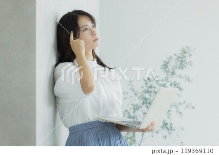 悩むパソコンを使う女性 悩むパソコンを使う女性 119369110