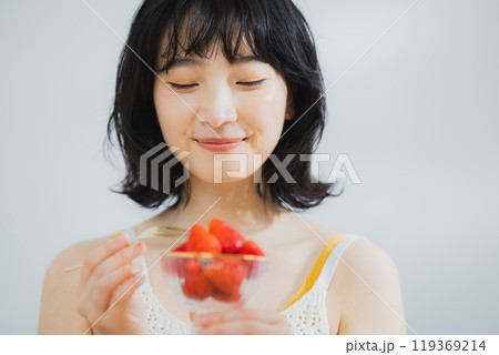 イチゴを食べる女性 イチゴを食べる女性 119369214