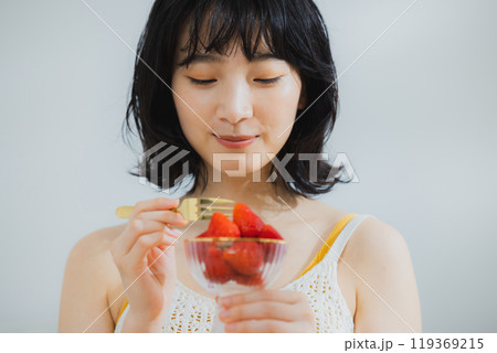 イチゴを食べる女性　 119369215