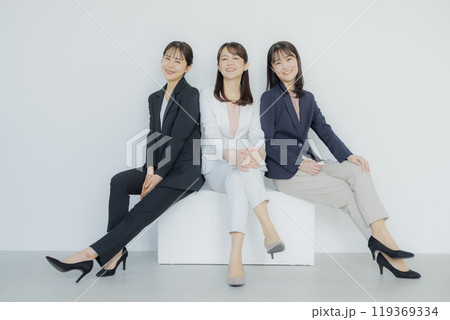 オフィスで働く若いビジネスウーマン オフィスで働く若いビジネスウーマン 119369334