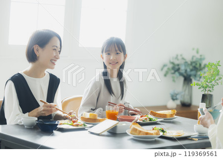 家族の食卓イメージ　　　　 119369561