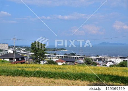 大津市・JR志賀駅と棚田の風景 119369569