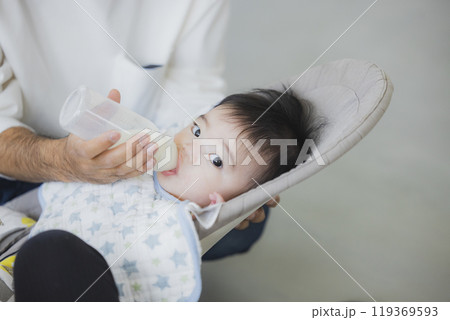 バウンサーに寝ている赤ちゃん バウンサーに寝ている赤ちゃん 119369593