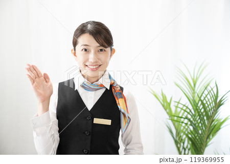 スカーフを巻いて微笑むビジネスウーマン スカーフを巻いて微笑むビジネスウーマン 119369955