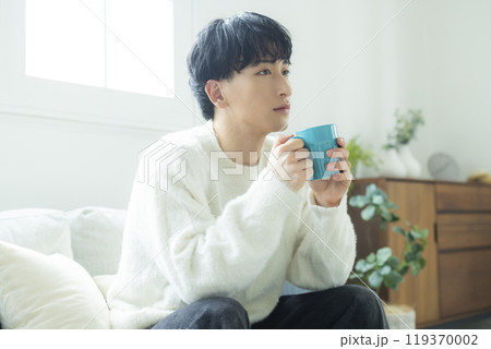 コーヒーを飲む男性 119370002