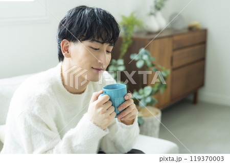コーヒーを飲む男性 コーヒーを飲む男性 119370003