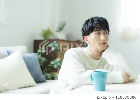 コーヒーを飲む男性 119370006