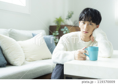 コーヒーを飲む男性 コーヒーを飲む男性 119370009