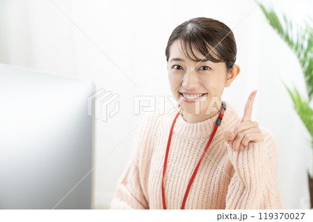人差し指を立てて微笑む女性 人差し指を立てて微笑む女性 119370027