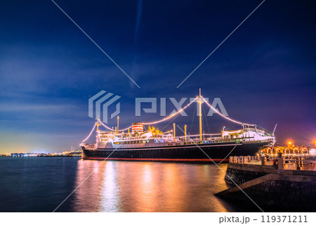 日本の横浜都市景観 山下公園や博物館船「氷川丸」などを望む 日本の横浜都市景観 山下公園や博物館船「氷川丸」などを望む 119371211