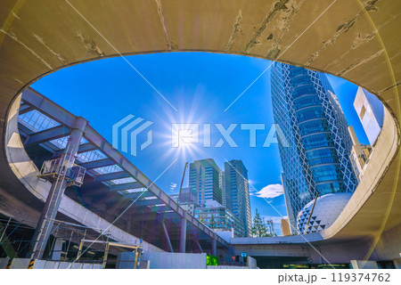 日本の東京都市景観 新宿駅西口再開発。ロータリーから鉄骨やコクーンタワーなどを望む…希望の光＝7日 119374762