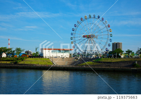あらかわ遊園の観覧車と水面に映える景観　夕景 119375663