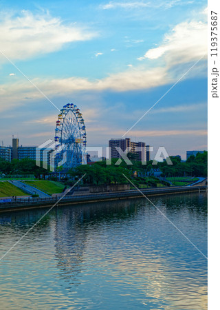 あらかわ遊園の観覧車と隅田川に映える景観 夕景 夕焼け あらかわ遊園の観覧車と隅田川に映える景観 夕景 夕焼け 119375687