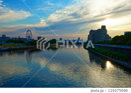 あらかわ遊園の観覧車と隅田川に映える景観 夕景 夕焼け あらかわ遊園の観覧車と隅田川に映える景観 夕景 夕焼け 119375690
