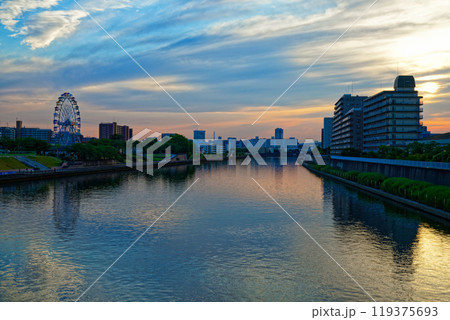あらかわ遊園の観覧車と隅田川に映える景観 夕景 夕焼け あらかわ遊園の観覧車と隅田川に映える景観 夕景 夕焼け 119375693