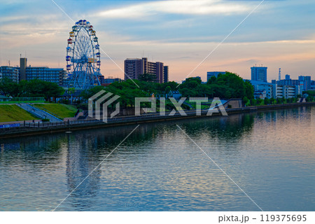 あらかわ遊園の観覧車と隅田川に映える景観 夕景 夕焼け あらかわ遊園の観覧車と隅田川に映える景観 夕景 夕焼け 119375695