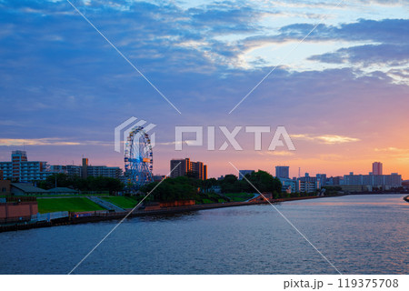 あらかわ遊園の観覧車と隅田川に映える景観　夕景　夕焼け　 119375708