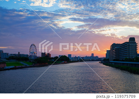 あらかわ遊園の観覧車と隅田川に映える景観 夕景 夕焼け あらかわ遊園の観覧車と隅田川に映える景観 夕景 夕焼け 119375709