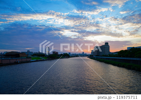 あらかわ遊園の観覧車と隅田川に映える景観　夕景　夕焼け　 119375711