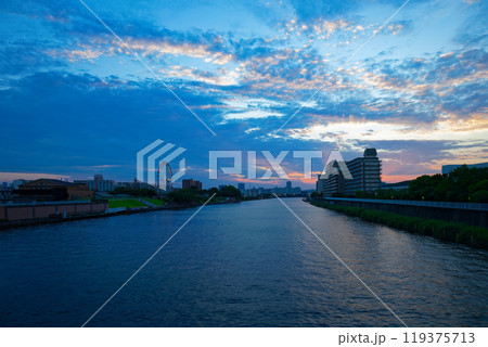 あらかわ遊園の観覧車と隅田川に映える景観　夕景　夕焼け　 119375713