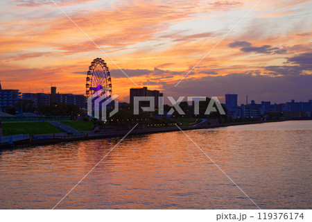 あらかわ遊園の観覧車と隅田川に映える景観　夕景　夕焼け　夜景　ライトアップ 119376174