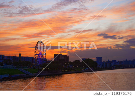 あらかわ遊園の観覧車と隅田川に映える景観 夕景 夕焼け 夜景 ライトアップ あらかわ遊園の観覧車と隅田川に映える景観 夕景 夕焼け 夜景 ライトアップ 119376176