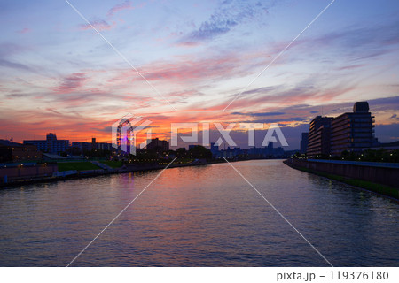 あらかわ遊園の観覧車と隅田川に映える景観　夕景　夕焼け　夜景　ライトアップ 119376180