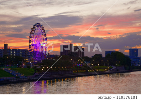 あらかわ遊園の観覧車と隅田川に映える景観 夕景 夕焼け 夜景 ライトアップ あらかわ遊園の観覧車と隅田川に映える景観 夕景 夕焼け 夜景 ライトアップ 119376181