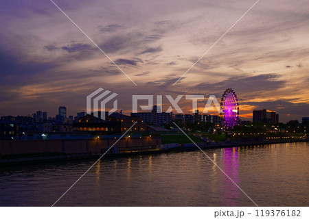 あらかわ遊園の観覧車と隅田川に映える景観　夕景　夕焼け　夜景　ライトアップ 119376182