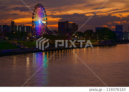 あらかわ遊園の観覧車と隅田川に映える景観 夕景 夕焼け 夜景 ライトアップ あらかわ遊園の観覧車と隅田川に映える景観 夕景 夕焼け 夜景 ライトアップ 119376183