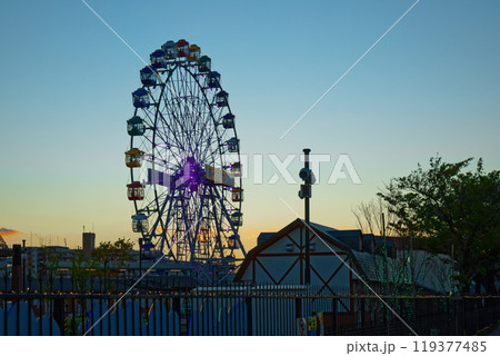夕暮れのあらかわ遊園の観覧車 夕日 夕暮れのあらかわ遊園の観覧車 夕日 119377485