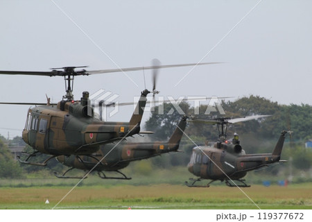 離陸するUH1ヘリコプター 119377672