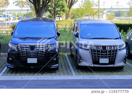 駐車場のミニバン 駐車場のミニバン 119377770