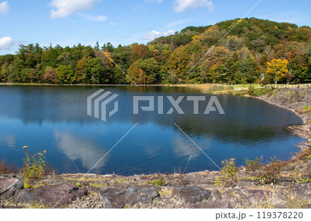 秋の玉原湖　群馬県沼田市 119378220