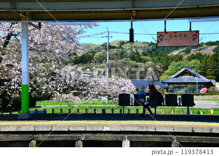 桜咲く春陽の駅… 満開の桜を飾る東武日光線『樅山駅』 119378413