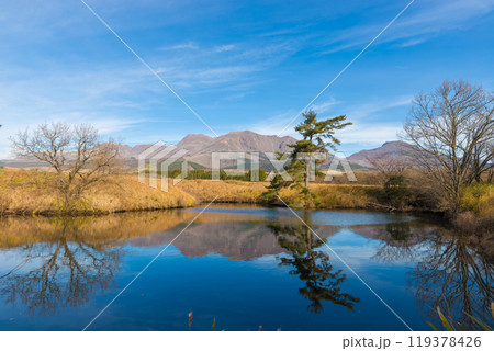 久住高原の池と反射(大分県竹田市久住高原) 久住高原の池と反射(大分県竹田市久住高原) 119378426